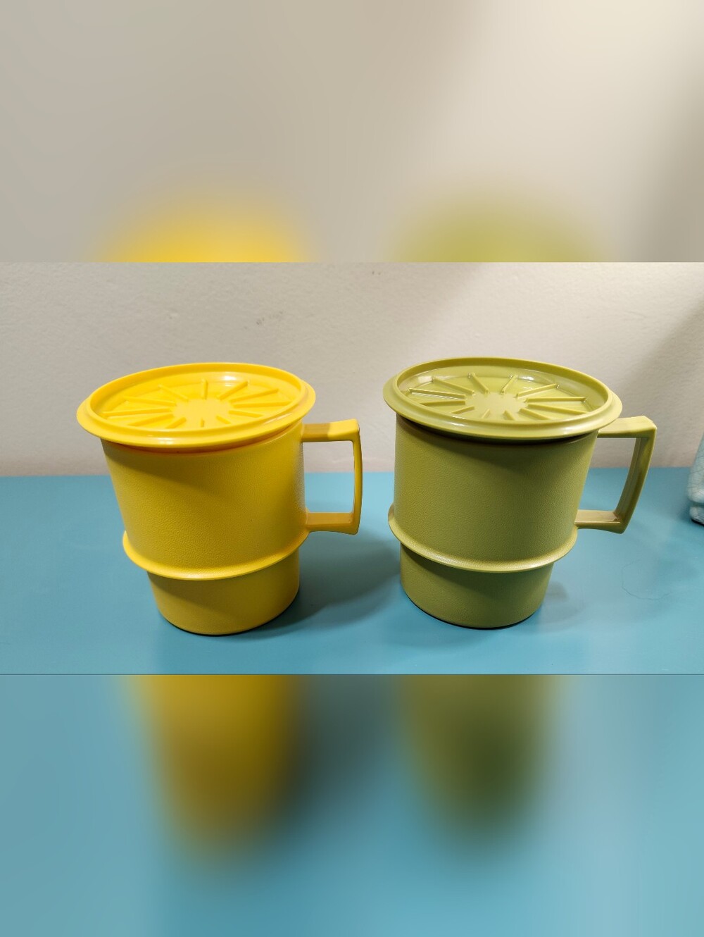 2 VINTAGE TUPPERWARE COFFEE CUPS MUGS WITH LIDS COASTERS STACKABLE Harvest Color
